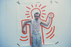 Keith Haring in front of his own typical figure drawing.