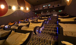 hachedesilencio:  Los cines más cómodos del mundo. TGV Beanie in Malaysia Blitz Megaplex in Jakarta, Indonesia Electric Cinema in London England Paragon Cineplex in Bangkok 