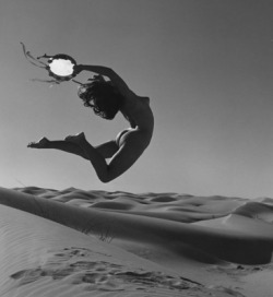 ohquebuenaidea:  Andre de Dienes, Flying Nude, 1960. 