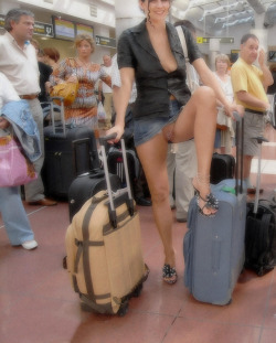 carelessinpublic:In a short skirt and showing her pussy in a busy airport  Joueuse ? On se détend c’est les vacances 😉