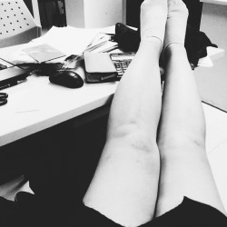 Chân không dài cũng không thon, khá buồn lòng nhưng thây kệ, nếu chân dài và thon, thì anh đéo có cửa mà được em yêu. Haha :)) #VSCOcam#lazy#atwork#overtime#leg