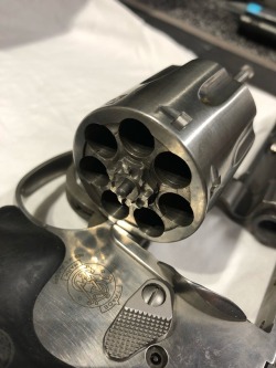 randal-mcmandal:  turningmetal:One of my first gunsmithing projects.  I milled the cylinder on my S&amp;W 686 to accept moon clips.  Sweet fit and damn fast reloads.  YAAAASS