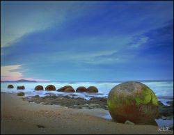earthstory:  MOERAKI BOULDERS, NEW ZEALAND These boulders are found on Koekohe Beach, between the Hampden and Moeraki townships in North Otago, New Zealand. These boulders are grey-coloured septarian concretions, exposed through shoreline erosion from
