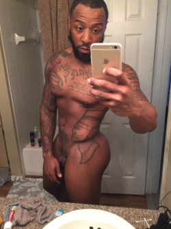 phoenixdeville:  kingfreakytopnc:  skottfrii:  sirandsir:  Lol. Man that dick little.  I love lookin at niggas with fat booties and little dicks.  Ass nd body love want a niqqa built like this 😜😍😉  Perfect