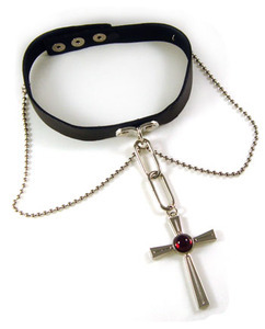 I did order this necklace for the shooting of tonight (can you guess what theÂ  costume?) but post is late and I didnt get it in time.Â  So I did have to search all the kinky store of my area to find a leather necklace, then find a cross with a jewel