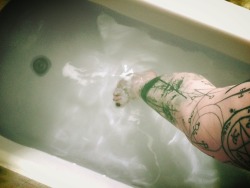 darlingvalentine:  waytoomuchinformation:  Playing in the tub with my first ever bath bomb. :D  Yum! 