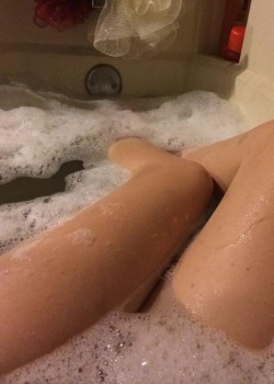 FlowersandBones shows off her legs in the tub