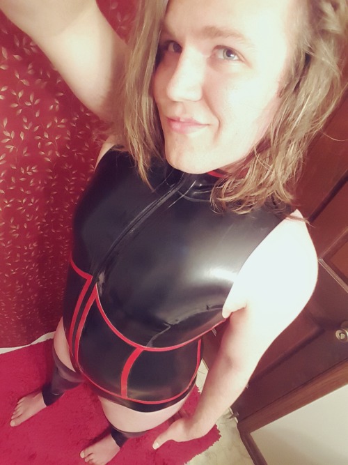 ta6769:I… I love latex so much, guys. It makes me feel like a freaking goddess. Any other goddesses want to come snuggle? :D
