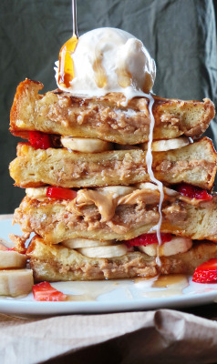 mitchlions:foodiebooty:  Stuffed French Toast with recipe (link)  This French toast is way, waaaaay sexier than me