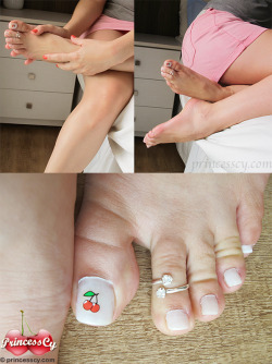princesscyfeet:  [toe ring] My brand new toe ring, gift from my lovely fan J.S. :)