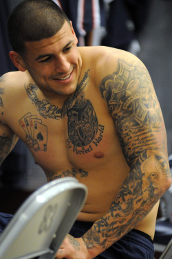 wildnkc:  hothungjocks:  Aaron Hernandez  being attracted to murders is a problem i struggle with  what a waste
