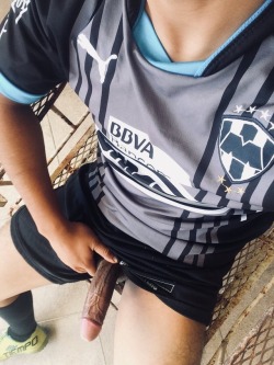 vergasmxblog:Con uniforme de fútbol y enseñando la verga tan pinche rica que se carga. 😍🤤
