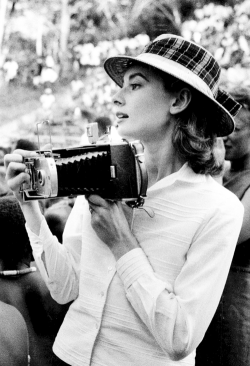 arabamolsamontgiymezdim:  Audrey Hepburn Ingrid Bergman Elizabeth Taylor with a Rolleiflex, 1950s Eva Herzigova Audrey Tautou Angelina Jolie 