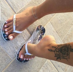 freakyebonyfeettoes:  Suck on that big toe and lick the bottom of her feet 😍😍