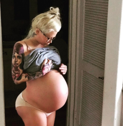 bellylove577:Jenna Jameson’s belly is absolutely enormous!