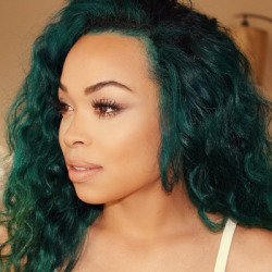 imninm:  black girls with emerald hair (this is one of the harderst colors to find omg)  I want green hair so bad!!!