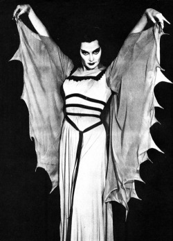 cryptofwrestling:Lily Munster - Vampire / Housewife. (1964)