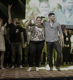 team-imagine-dragons:  followingpeople-bloggingthings:  the cast gets together to say goodbye at jibcon 5 closing ceremony naturally, hilarity ensues [x]  That’s the whole fuckng cast to you.