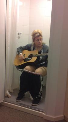playing acoustic guitar while she&rsquo;s shitting