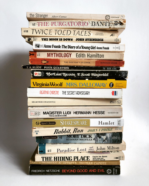 macrolit:  Giveaway Contest: To celebrate 2020, we’re giving away twenty paperback classics featuring Truman Capote, Virginia Woolf, T.S. Eliot, John Steinbeck, Agatha Christie, and others! Won’t this collection look lovely on your shelf? :DTo win