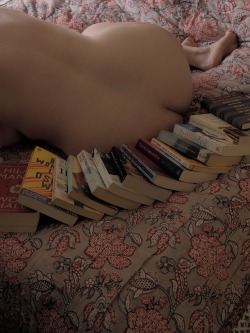 bowiesziggystarlust:  vousavezunfondbelle:  Happy Naked Reading Day 2014 Bx Thank you! Thank you! Thank you!   Always up for reading recommendations lovelies x