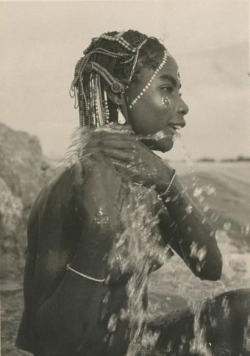 Haute Volta, Niger… Femmes Bambara, jeunes filles, c. 1910-1930 3 tirages argentiques d’époque, monté sur carton (1) 23,4 x 18,5 cm et inf.