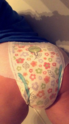 littlemermaid-28:  Full diaper butt 💕