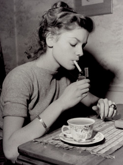 chikuwaq:  foxear:  Lauren Bacall, c. 1940’s  —— Betty &lt;3 
