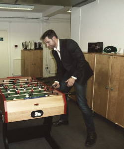 lesellieknope:  ladies and gentlemen, richard armitage playing table football 