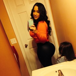 iseebigbooty:  Nice AZZ, but really the little