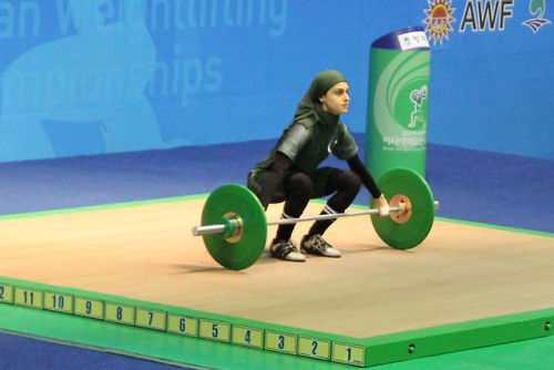 vegan-vulcan:  2brwngrls:  aquilastyle:  Muslimah weightlifter wins right to compete in modest clothing Heavy lifting doesn’t unnerve Kulsoom Abdullah, who has helped to throw open the doors for Muslim women in the international weightlifting arena. 