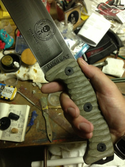 worldexpositor:  An absolute beauty of a blade by Reddit user “Salve7.” It’s a modified ESEE Junglas that’s been gun blued and now has filed scales and spine. I really love the handle work and it looks like it’s a definite grip improvement over