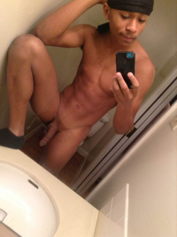 sexualthunder23:  awesumis-kid-1:  Thug boy with a nice dick and ass   I wanna stick it in the booty
