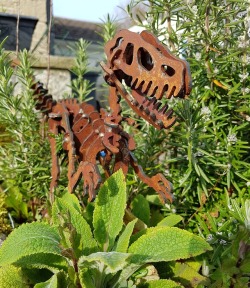 sosuperawesome:  Rusty Metal Dinosaur SculpturesRusted Banana on EtsySee our #Etsy or #Dinosaur tags 