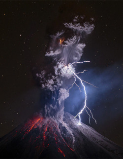 coiour-my-world:Colima Volcano in Mexico, powerful explosion and lightning ~ Sergio Tapiro Velasco