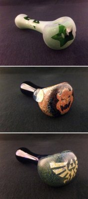 dorkly:  Gaming Themed Glass Pipes from IllustratedSquare  Pro Drug Caption: “The best way to become temporarily invincible.” Anti Drug Caption: “Ninten-Dope.”  Están de poca