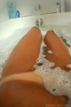 sexilicious-addict:  Decided to pamper myself this morning with a nice long bubble bath!   Sexy bath