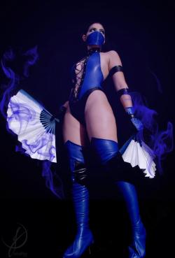 cosplaybeauties:  Kitana from the Mortal Kombat fighting game series cosplay by: Ju Tsukino website | Facebook photo by: Leticia Celini 