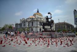 vaqh:  Zapatos rojos en el palacio de Bellas Artes sirvieron para crear conciencia contra la violencia y desaparición de mujeres en México