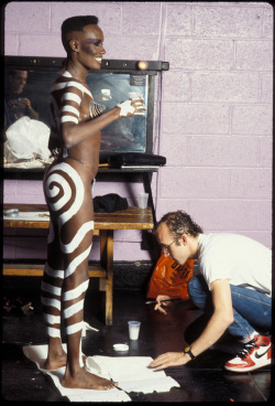 twixnmix:    Keith Haring body-painting Grace Jones. New York, 1985. Photos by Tseng Kwong Chi 