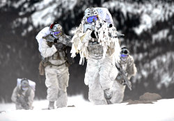 airsoftgrenades:  US Navy SEAL’s demonstrate winter warfare capabilities for recruitment commercial in Mammoth Lakes, California [3.000px × 2.088px] —- Military Shop: http://j.mp/military-store