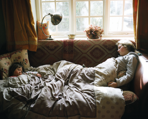 gai-hu:mymodernmet:England-based photographer Sian Davey’s photo series Finding Alice is a touching illustration of family life featuring her daughter Alice, who was born with Down syndrome. In Davey’s words, ”I wonder how it might be for Alice