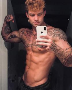love-readynow100:YOUNG HOT FIT  DANCER AT LeBOY IN FORT LAUDERDALE FL. HOT! Greg Sexy selfie.