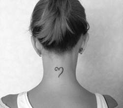 pequenostatuajes:  Tatuaje de un corazón en la nuca de Naiara.