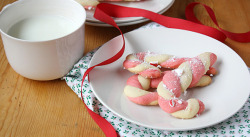 thecakebar:  Candy Cane Cookies Tutorial {click link for full tutorial} 