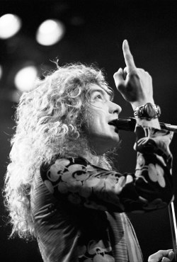 led-zeppelin-out-on-the-tiles:  Robert Plant 