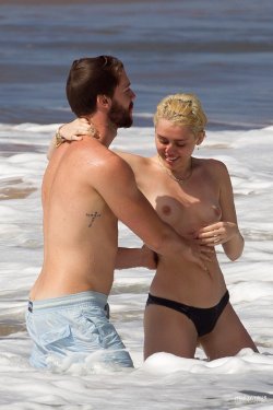 toplessbeachcelebs:  Miley Cyrus (Singer) swimming topless in Hawaii (January 2015) - Part I Download the Full Set (38 Photos)