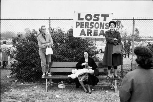 Lost persons. Pasadena, 1963.  - Elliott Erwitt. Nudes &amp; Noises  