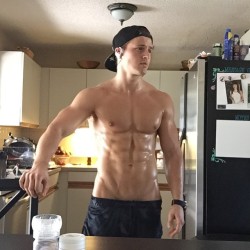 thesecretlifeofandy:  Holly Abs!