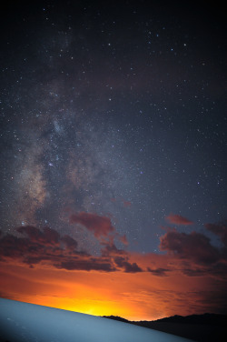 opticallyaroused:  White Sands, Black Mountains, Red Sunset, Milky Way 